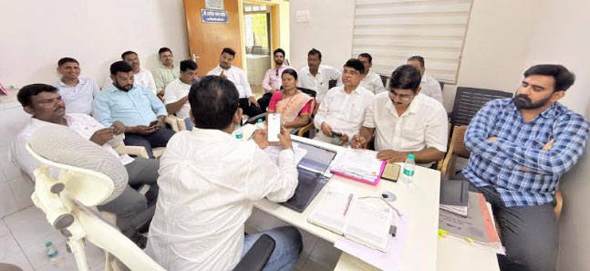 रस्त्याच्या दुरुस्तीसाठी शिवसेनेची PWD ला धडक